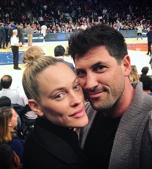 Беременная жена Максима Чмерковского показала большой живот