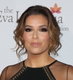 Ева Лонгория продемонстрировала точеную фигуру в соблазнительном платье