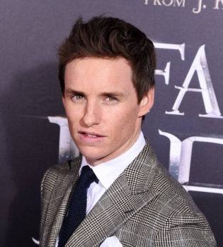 Эдди Редмэйн блистает на кинопремьере с женой и Джоан Роулинг