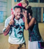 Из зимы в лето: Владимир Пресняков с женой и маленьким сыном улетел в ОАЭ