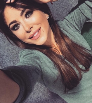 Ани Лорак удивила поклонников стальным прессом