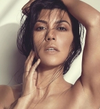 Кортни Кардашьян соблазнительно оголилась в бассейне