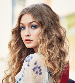 Романтичная Джиджи Хадид снялась в нежной фотосессии для глянца