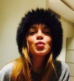 Домашнее селфи: Линдси Лохан позирует в свитере и без макияжа