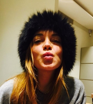 Домашнее селфи: Линдси Лохан позирует в свитере и без макияжа