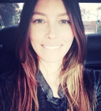 Видео: Джессика Бил сделала сальто в бикини