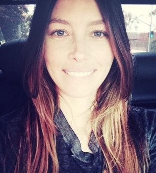 Видео: Джессика Бил сделала сальто в бикини