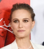 Беременная Натали Портман блистает в белоснежном наряде Dior