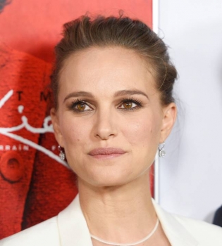 Беременная Натали Портман блистает в белоснежном наряде Dior