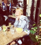 Снова с волосами: у Юлии Высоцкой заметно отросла короткая стрижка