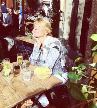 Снова с волосами: у Юлии Высоцкой заметно отросла короткая стрижка