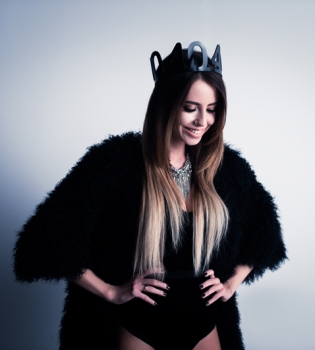 Солистка &quot;Время и Стекло&quot; Надя Дорофеева стала настоящей принцессой