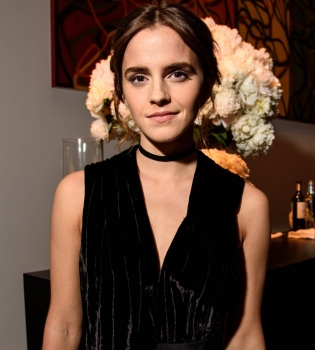 Обольстительная Эмма Уотсон подчеркнула стройные ноги миниатюрным черным платьем