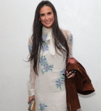 Сама изысканность: Деми Мур покоряет публику модным нарядом