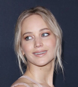 Дженнифер Лоуренс в соблазнительном купальнике блистает в новом трейлере