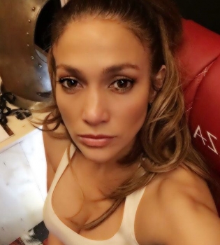 Дженнифер Лопес рассказала о своем гардеробе и трепетном отношении к вещам