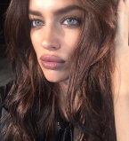 Вечерний соблазн: сексуальная Ирина Шейк позирует в кружевном нижнем белье