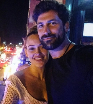 Беременная жена Максима Чмерковского позирует в нижнем белье с большим животом