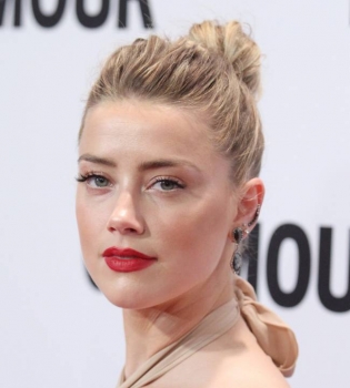 На Эмбер Херд подали в суд за то, что она отказалась сниматься обнаженной