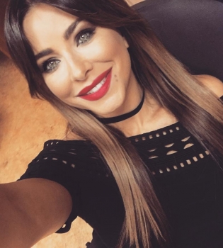 Ани Лорак отбилась от безумного фаната с помощью торта