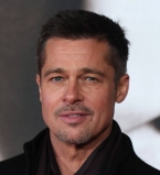 Идеальный мужчина: Брэд Питт покорил публику стильным нарядом на красной дорожке