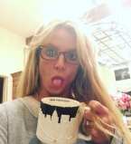 Без пафоса: Бритни Спирс поделилась домашним видео в халате и без мейкапа