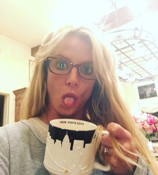 Без пафоса: Бритни Спирс поделилась домашним видео в халате и без мейкапа