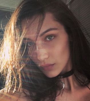 Сексуальная Белла Хадид опубликовала фото топлес