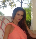 47-летняя Кэтрин Зета-Джонс позирует в бикини