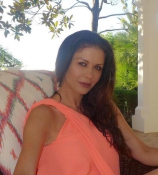 47-летняя Кэтрин Зета-Джонс позирует в бикини