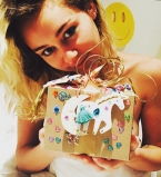 Майли Сайрус похвасталась оригинальным подарком от возлюбленного Лиама Хемсворта