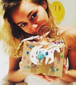 Майли Сайрус похвасталась оригинальным подарком от возлюбленного Лиама Хемсворта