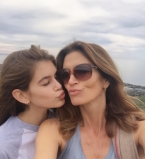 Дочки-матери: Синди Кроуфорд и Кайя Гербер украсили обложку модного глянца