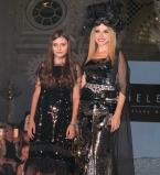 Звездные мамы с детьми на показе