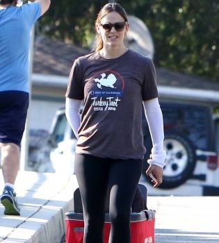 Дженнифер Гарнер со своей мамой и детьми поучаствовала в спортивном марафоне