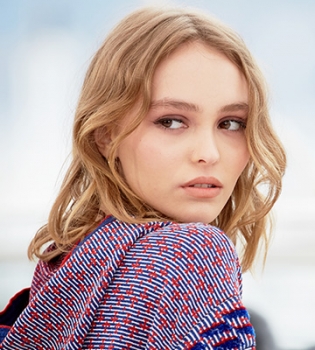 Лили-Роуз Депп вместе с Карлом Лагерфельдом снялись для обложки Vogue