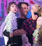 Маленькие тусовщики: дети Аллы Пугачевой и Максима Галкина оторвались на детской вечеринке