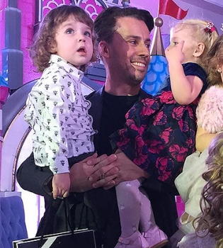 Маленькие тусовщики: дети Аллы Пугачевой и Максима Галкина оторвались на детской вечеринке