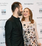 Беременная Натали Портман появилась на красной дорожке с любимым супругом