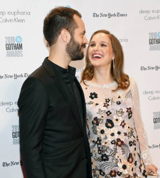 Беременная Натали Портман появилась на красной дорожке с любимым супругом