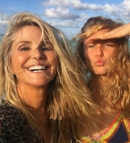 Словно девочка: 62-летняя Кристи Бринкли покоряет фигурой в бикини