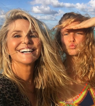 Словно девочка: 62-летняя Кристи Бринкли покоряет фигурой в бикини