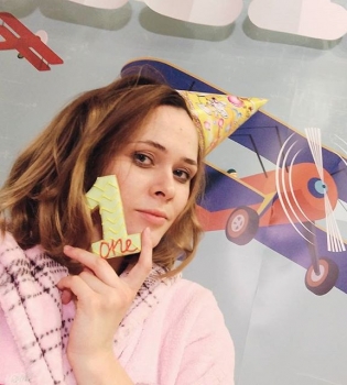 Без мейкапа и в халате: Юлия Санина проводит время с маленьким сыном