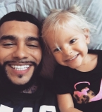 Пистолеты вместо кукол: Тимати показал, чем играет его двухлетняя дочь