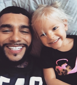 Пистолеты вместо кукол: Тимати показал, чем играет его двухлетняя дочь