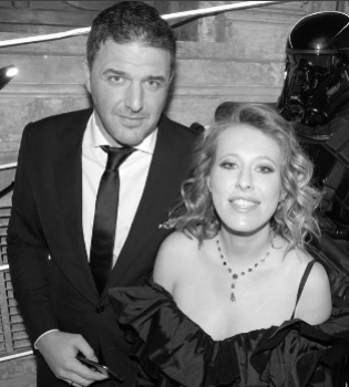 Роскошная мамочка: Ксения Собчак впервые вышла в свет после рождения сына