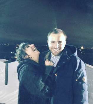 Пока она не видит: возлюбленный Джамалы заснял ее забавные танцы