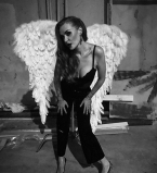 Солистка "Неангелов" Слава Каминская показала беременный живот