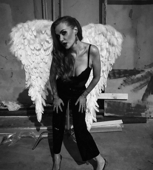 Солистка &quot;Неангелов&quot; Слава Каминская показала беременный живот