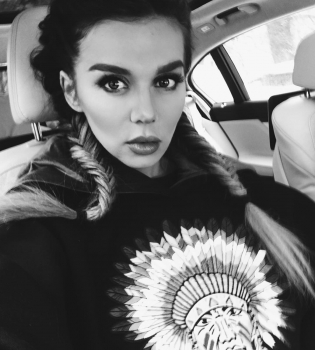 Из домашнего архива: Анна Седокова показала старое фото с крошечными дочками